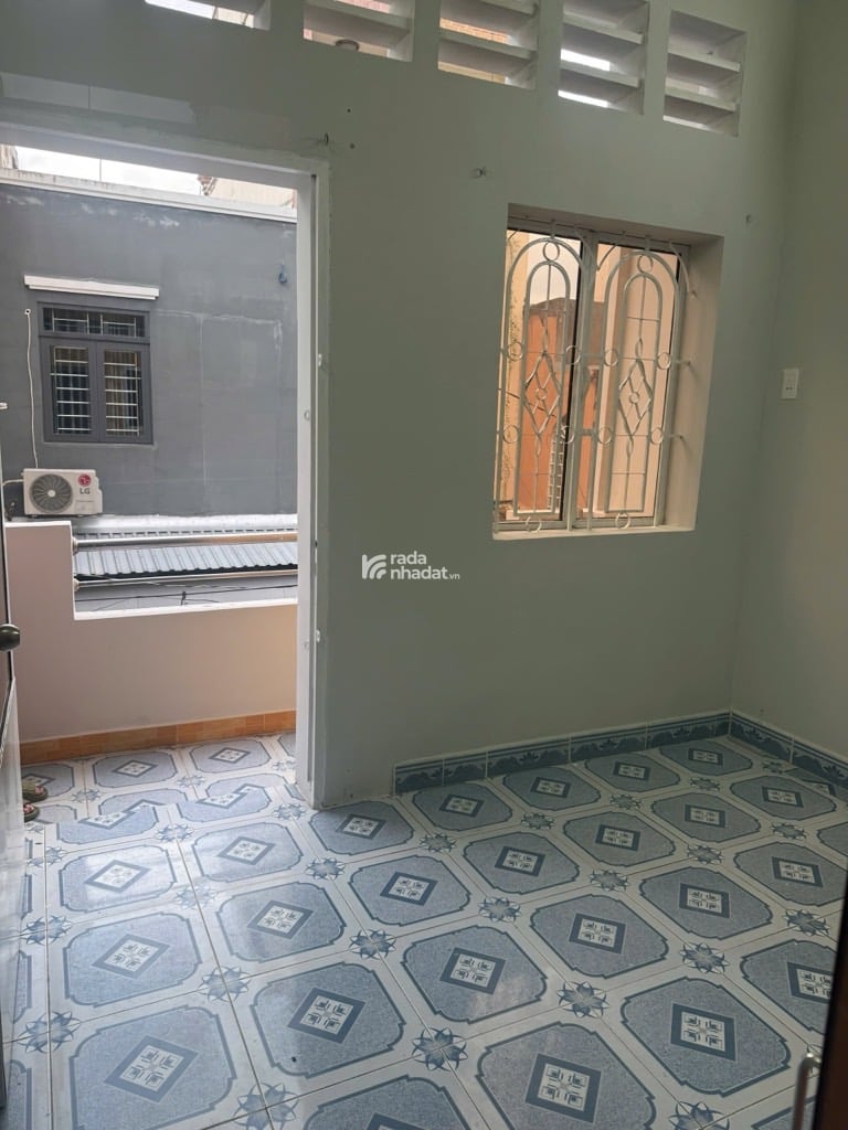 - DT ngang 3.5 nở hậu 3.6m dài 12.5m. Kết cấu 2 tầng, 3pn và 2wc, hẻm thông ra Lê Ngã, 