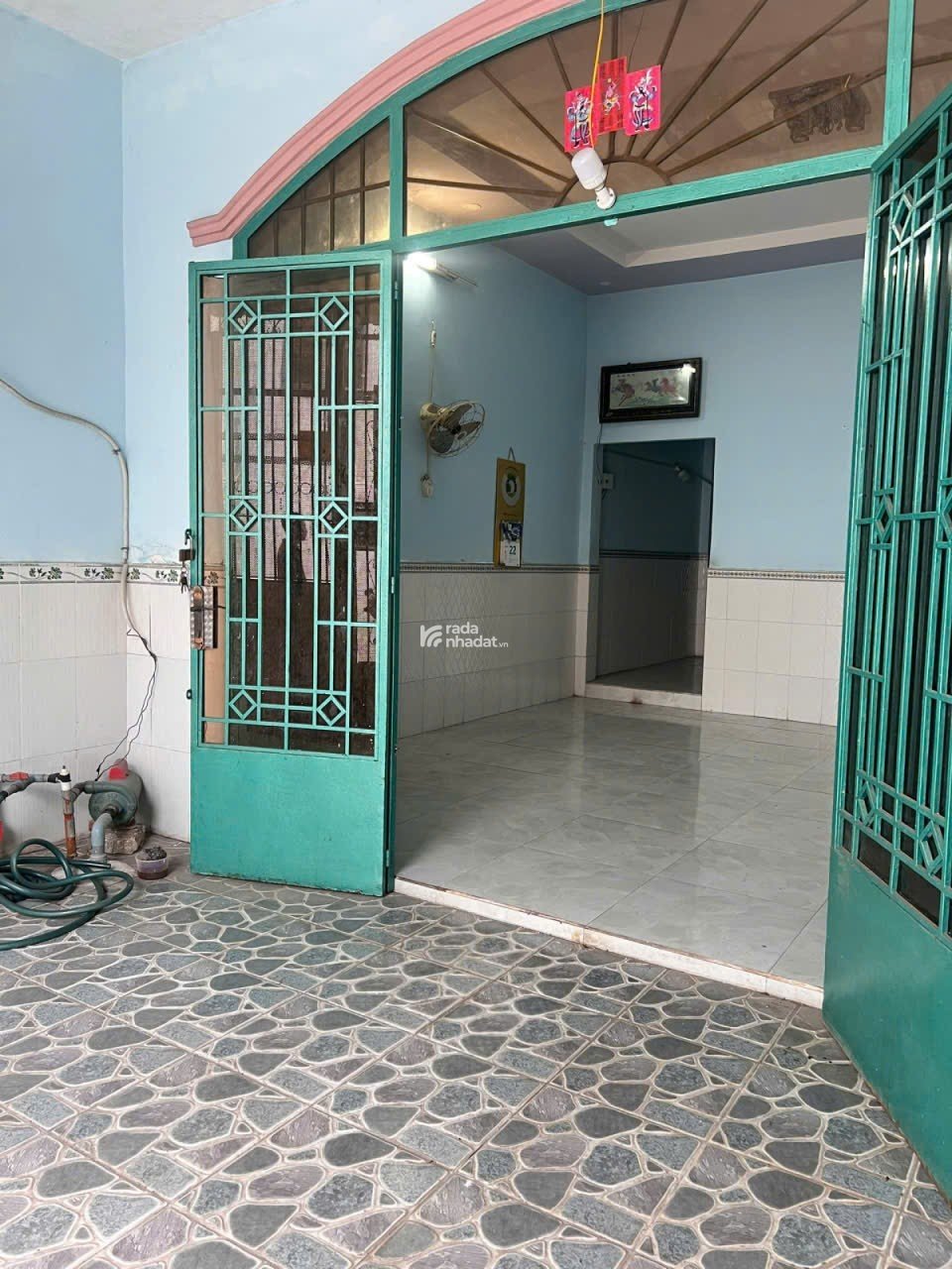 NHÀ CẤP 4 SHR XE HƠI ĐẬU TRONG SÂN RỘNG RÃI HÓC MÔN 