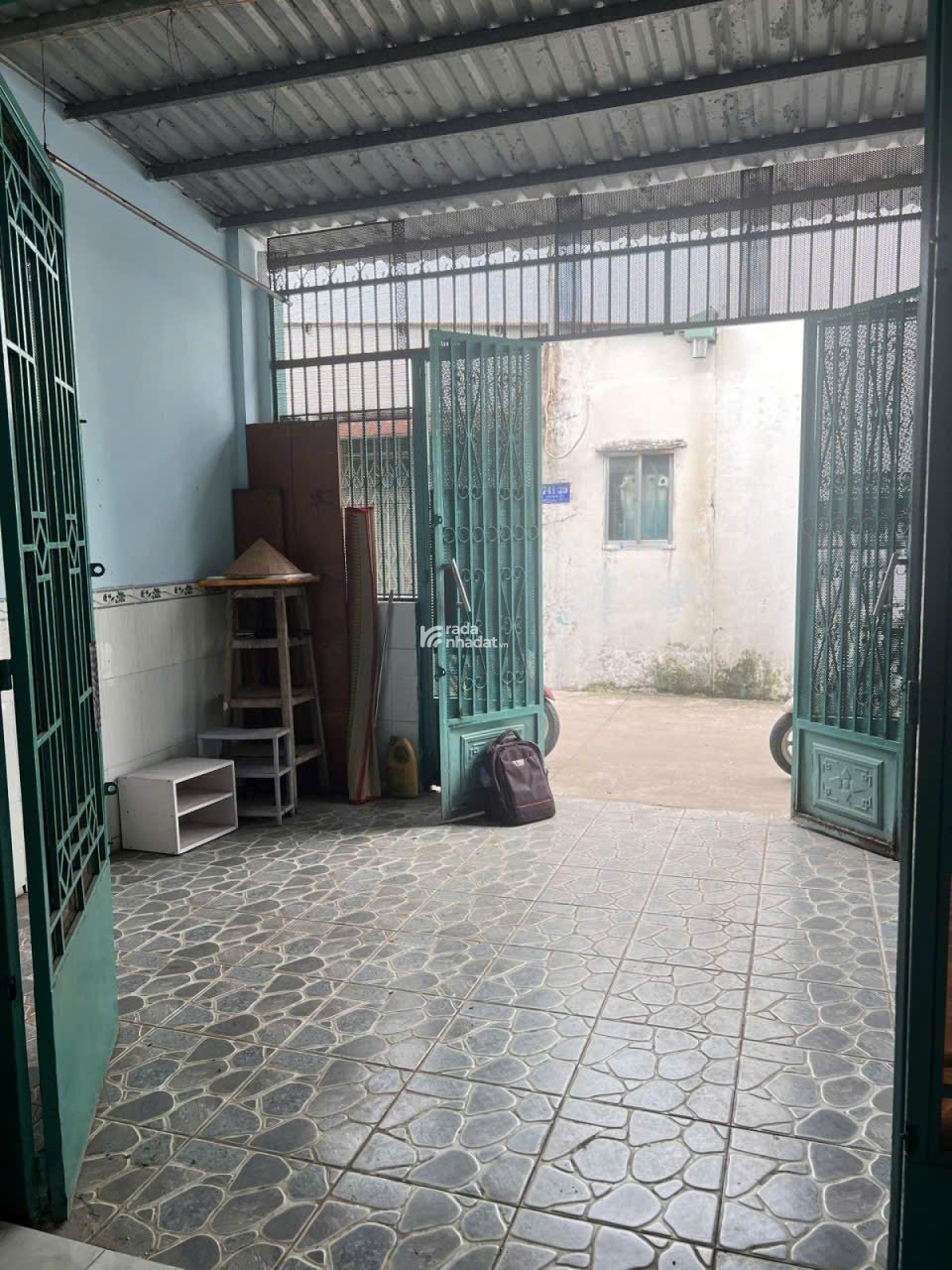 NHÀ CẤP 4 SHR XE HƠI ĐẬU TRONG SÂN RỘNG RÃI HÓC MÔN 