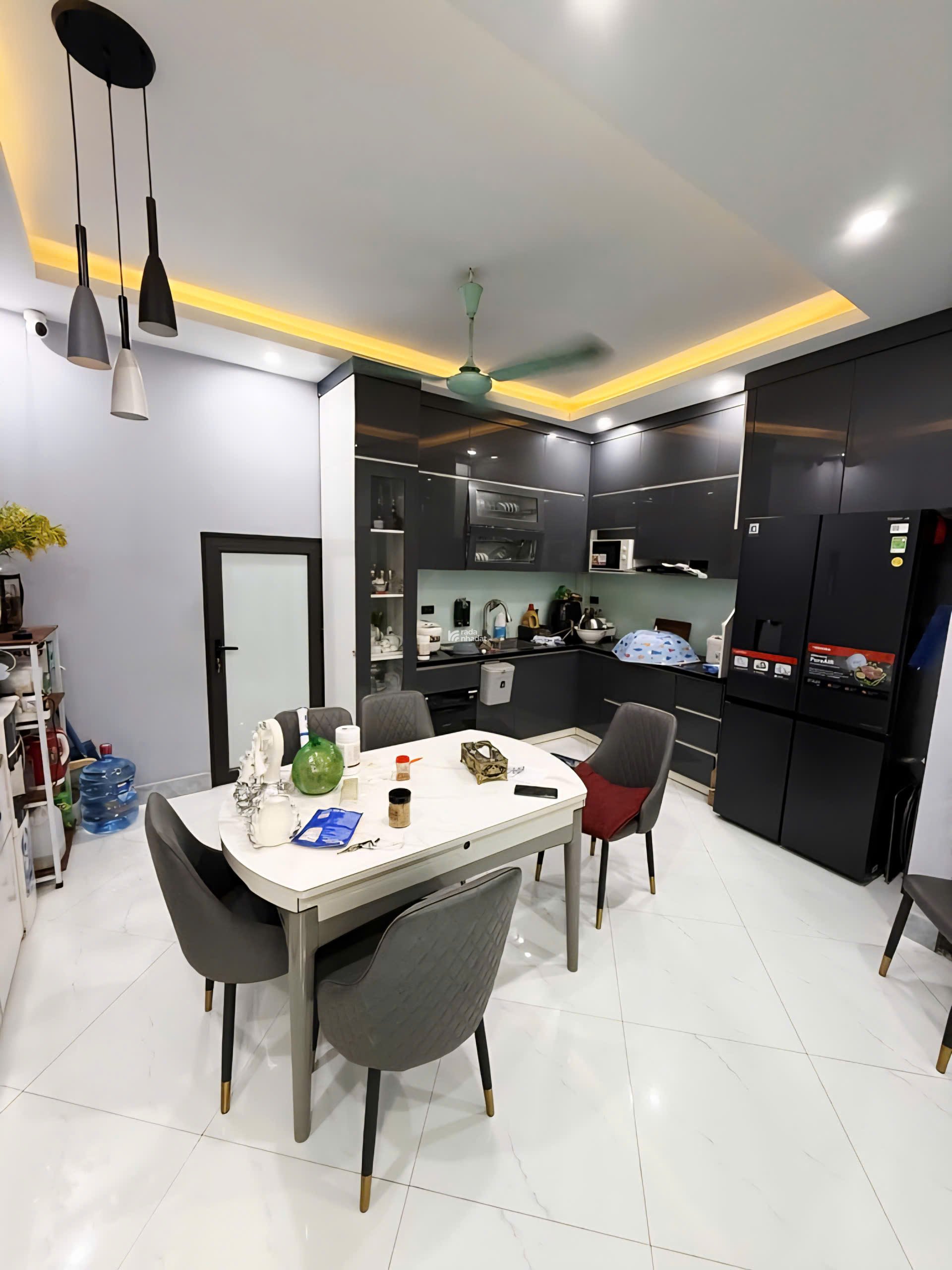 Hiếm, bán nhà Lạc Long Quân ngõ nông, gần ô tô, 46m2 5 tầng giá 9.8 tỷ