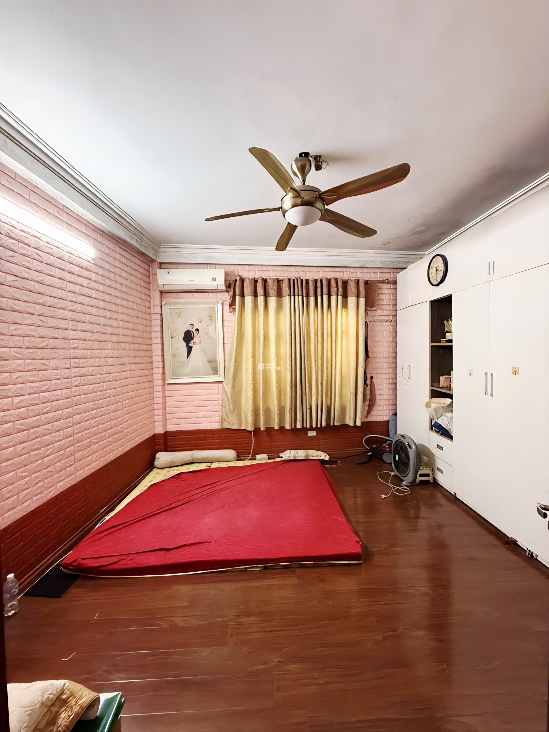 Hiếm, bán nhà Lạc Long Quân ngõ nông, gần ô tô, 46m2 5 tầng giá 9.8 tỷ