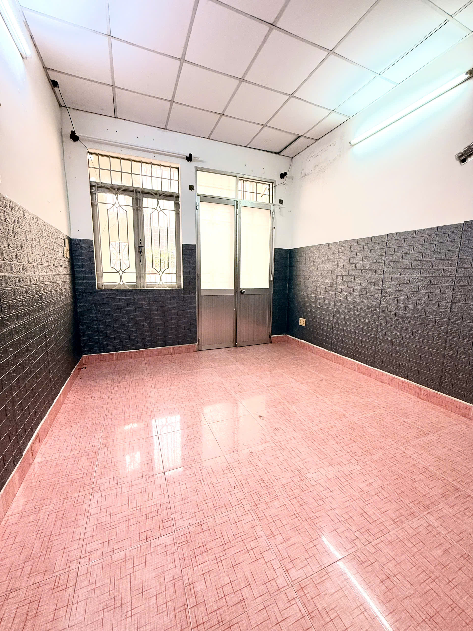 Bán nhà đường 506 Lạc Long Quân, Hẻm 4m đỗ bê tông mới - 3.6x18m , chỉ 6.1 tỷ 