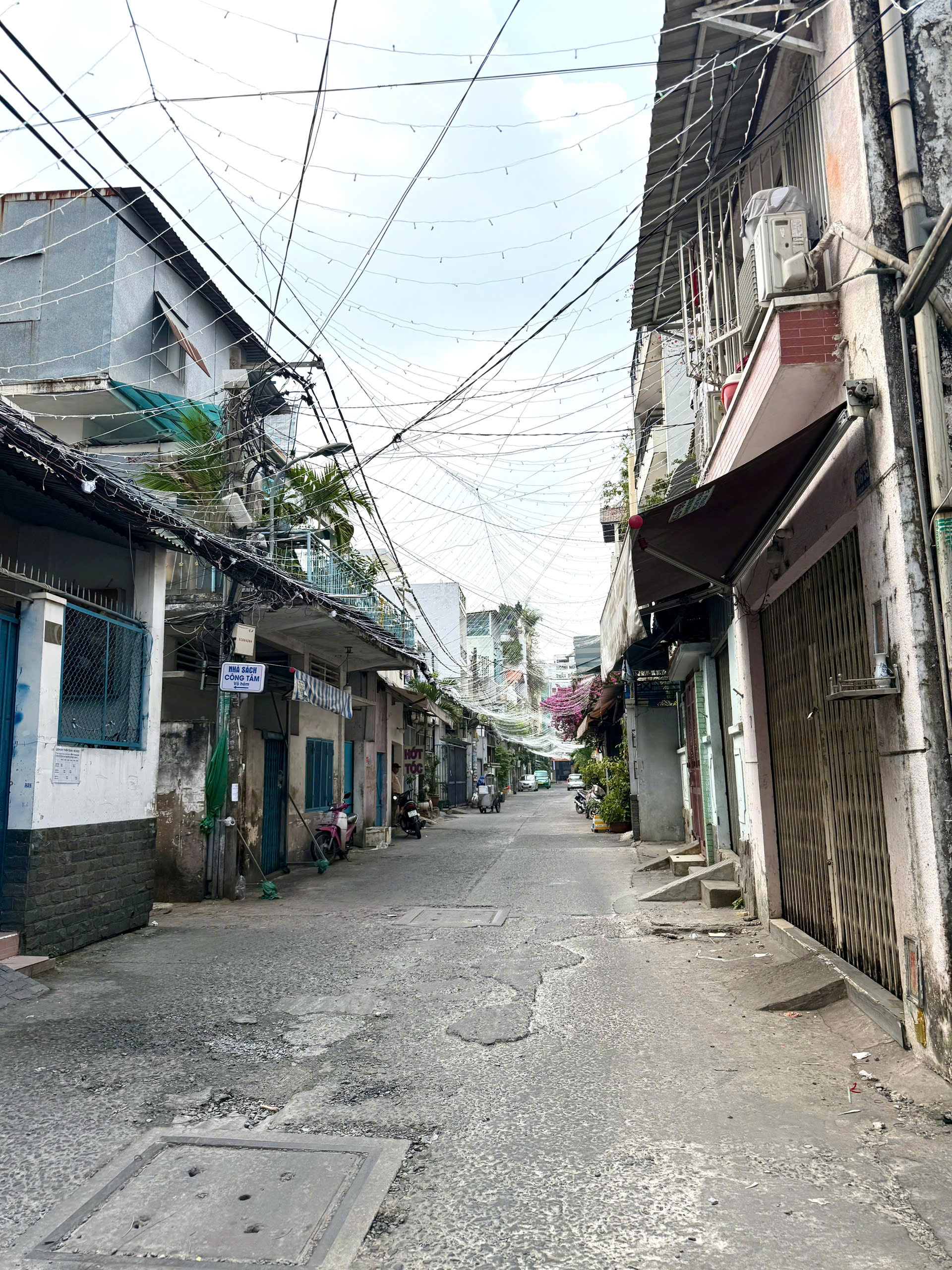 Bán nhà đường 506 Lạc Long Quân, Hẻm 4m đỗ bê tông mới - 3.6x18m , chỉ 6.1 tỷ 