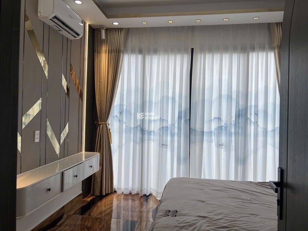 Nhỉnh 7T - cạnh KDC Lacasa Hoàng Quốc Việt -luxury có thang máy -full nội thất - gara ôtô ngủ