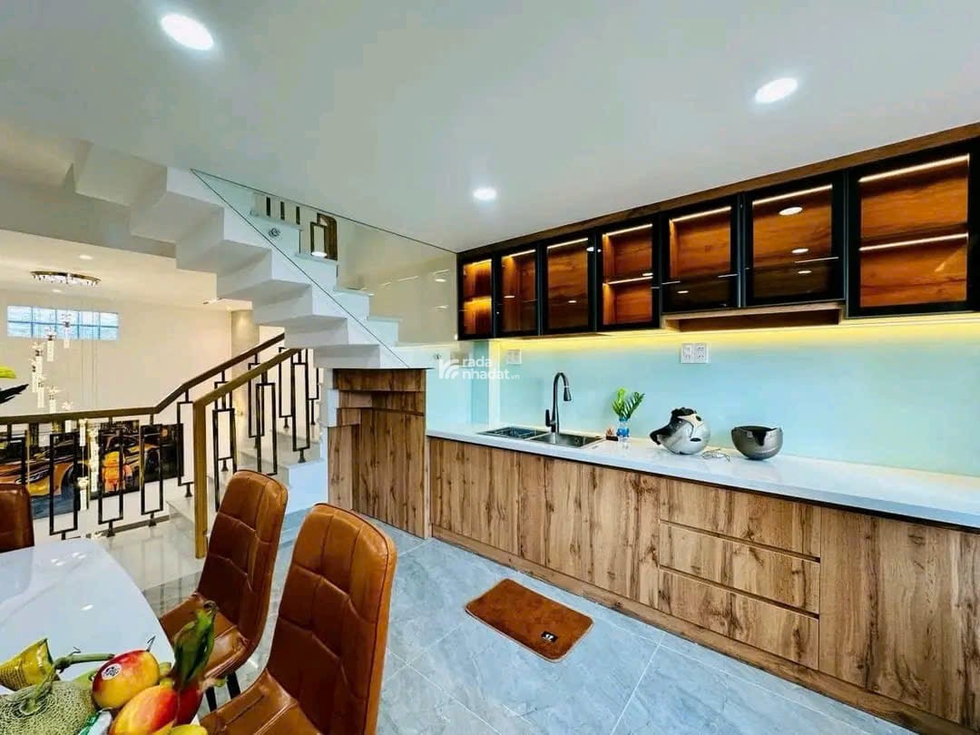 Ngộp! Bán nhà 40m2 Nguyễn Thanh Tuyền, Tân Bình giá 2tỷ150. Gần vòng xoay Lê Văn Sỹ. Sổ hồng riêng