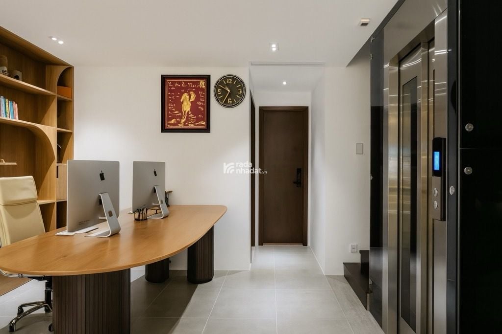 BÁN NHÀ BIỆT THỰ KDC BỘ CÔNG AN 3 LẦU BTCT THANG MÁY - XE HƠI NGỦ TRONG NHÀ 