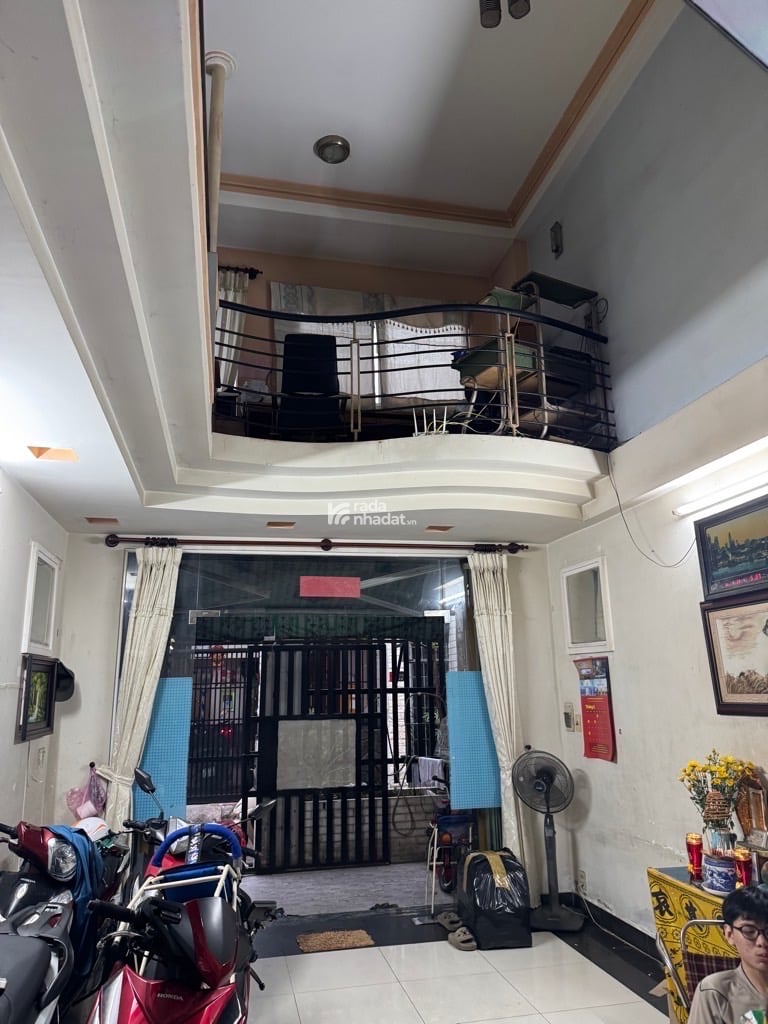 BÁN GẤP NHÀ NGAY TRUNG TÂM CHỢ VẢI PHÚ THỌ HOÀ -HẺM XE HƠI THÔNG