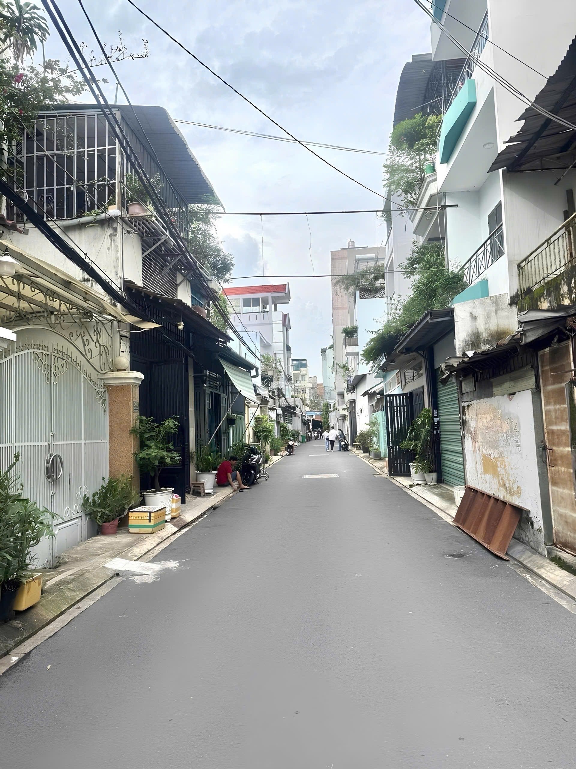 DT: 4x12 (48m2) - Cạnh Nguyễn Sơn - 1 Căn ra Hẻm Xe Hơi - Chỉ 4,x tỷ 