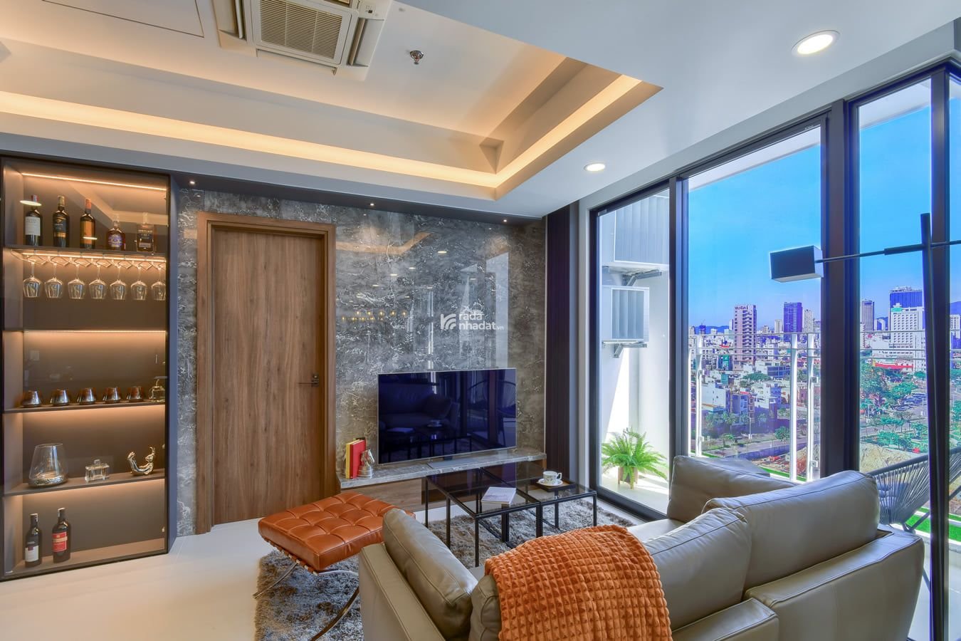 Cho thuê căn hộ 2 phòng ngủ view trực diện sông Hàn tầng cao tại Đà Nẵng Plaza, gọi 0961 442 ***