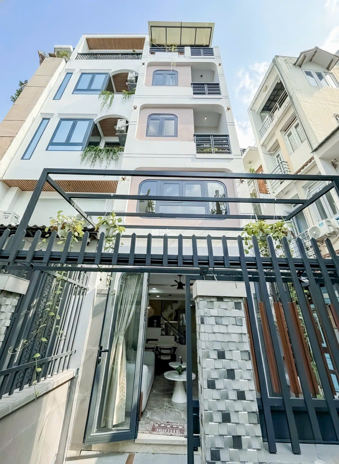 Ngộp! Bán nhà 43m2 đường Nguyễn Hữu Cảnh, P22, Bình Thạnh. Xây 4 tầng, hẻm 5m