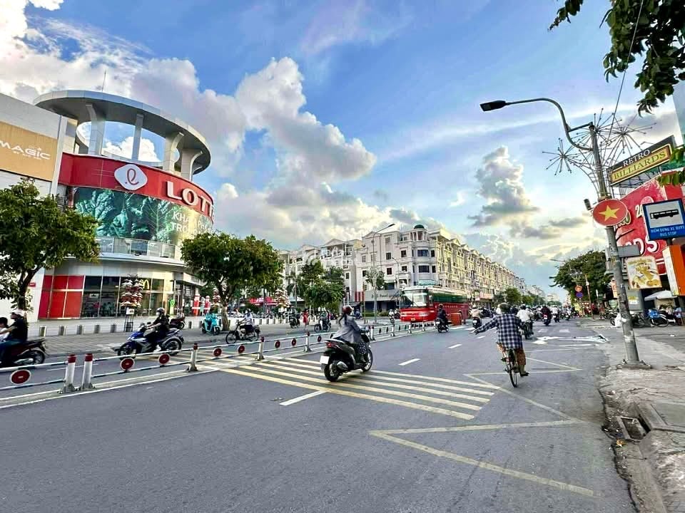 BÁN NHÀ 4 TẦNG- KHU VIP LAM SƠN ĐỐI DIỆN CĐ QUÂN ĐỘI- 75M2- CHỈ 10.5 TỶ TL- HẺM NHỰA 5M- ÔTÔ ĐỖ CỬA