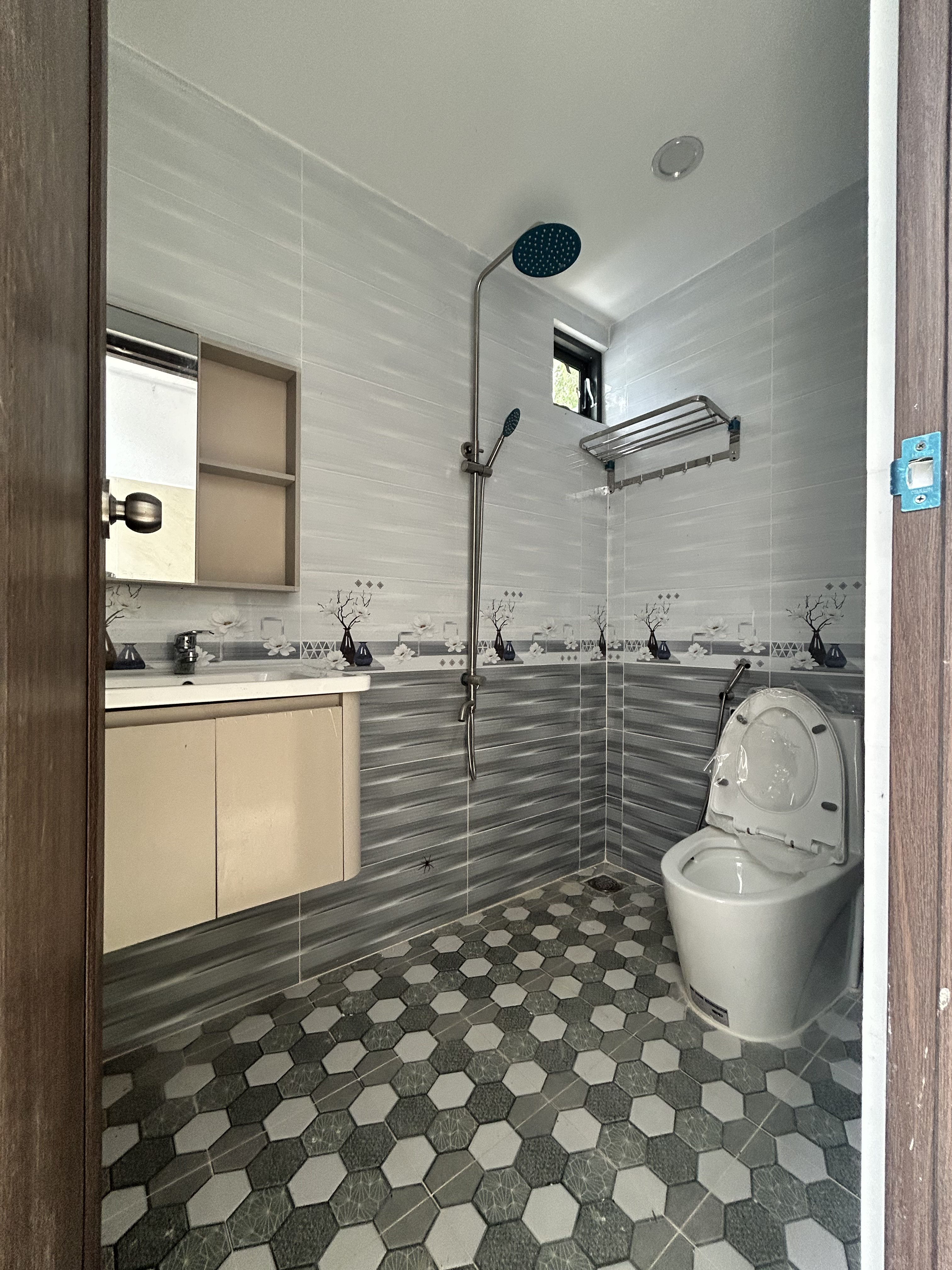 THA THIẾT MUỐN BÁN CĂN NHÀ 1TR1L MỚI XÂY 5X25 MẶT ĐƯỜNG LỘ 22m