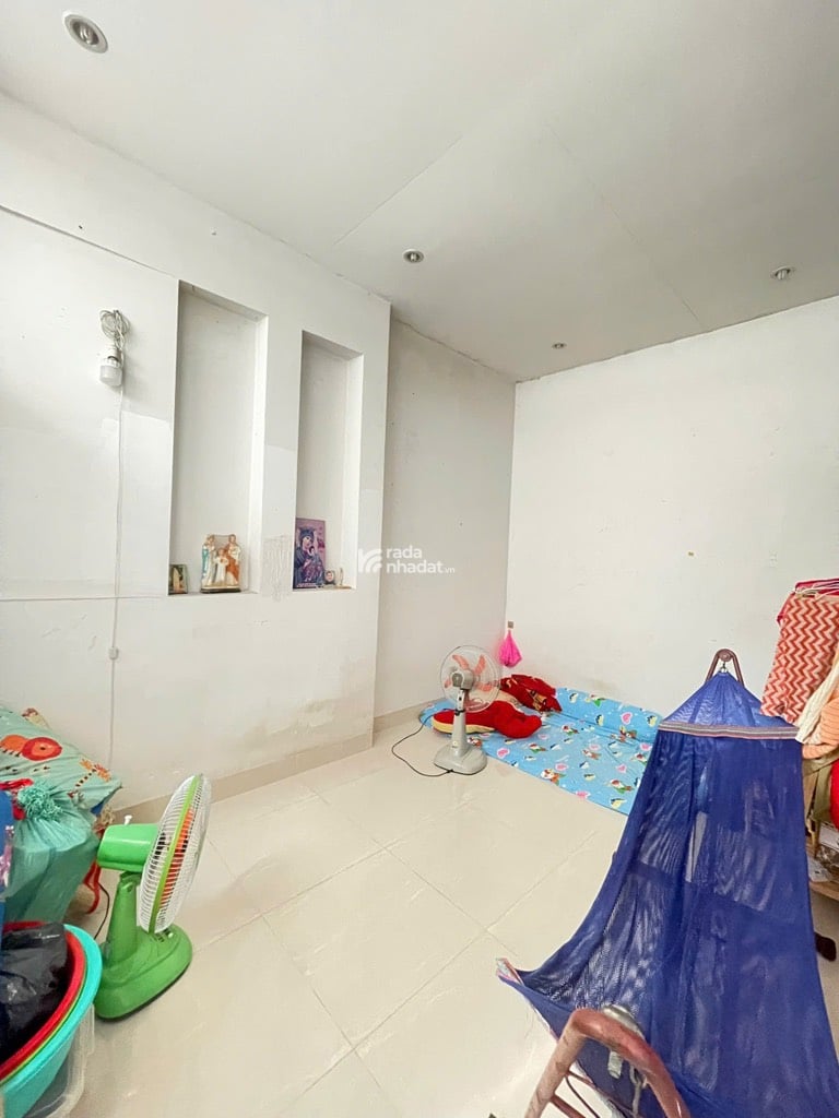  Kết cấu 1 trệt 1 lầu. Gồm 3PN, 2WC. Đang cho thuê 15 triệu/tháng. 