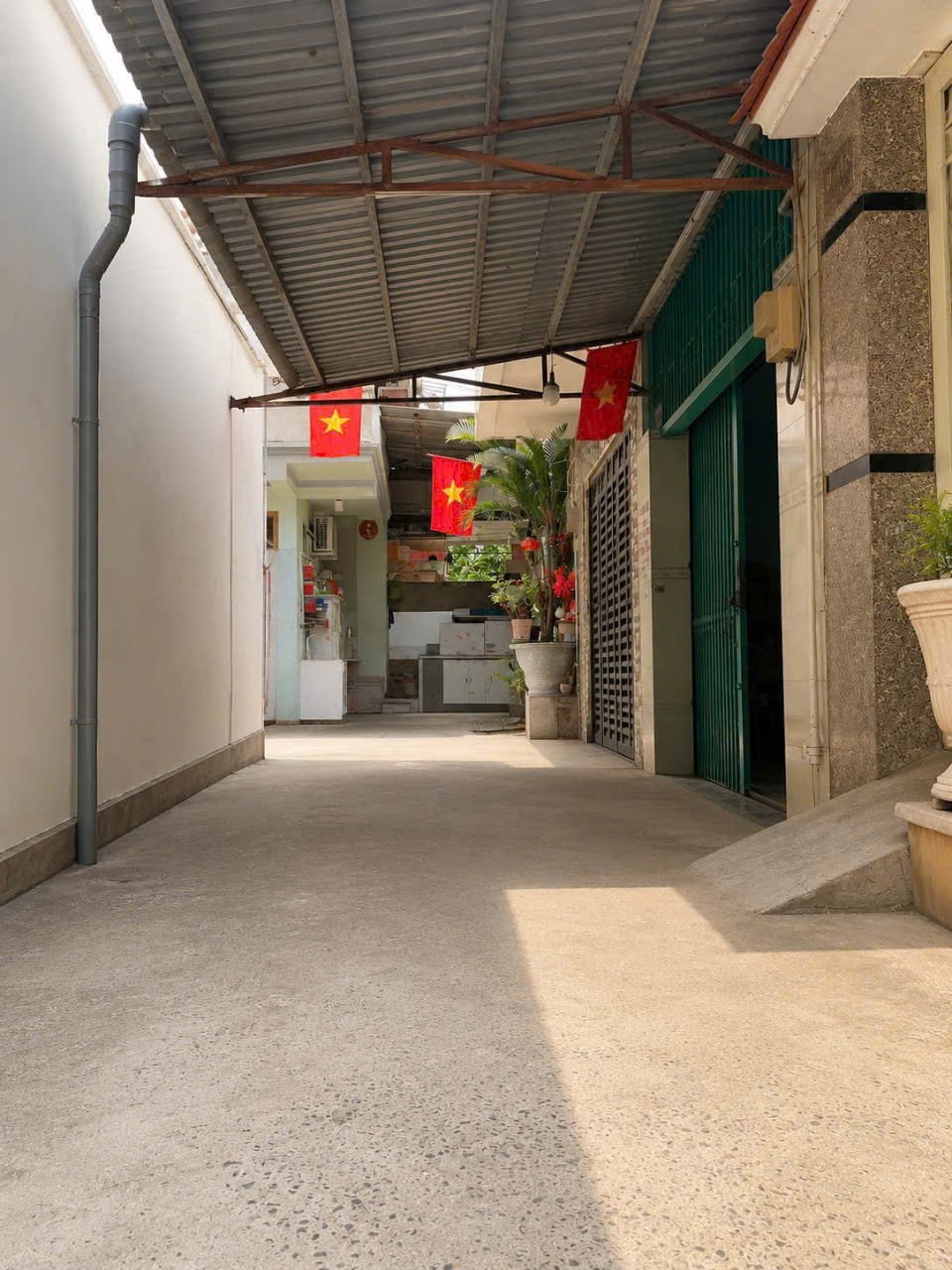 Nhà đẹp  Đường Tô Hiệu gần Đầm Sen sát khu Hòa Bình , Tân Phú 