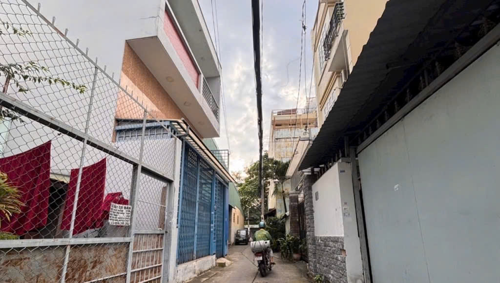 Nhà nát đường Bình Long, 93m2, 4x23m, Sát Aeon Mall, Giá cực rẻ 6.6 tỷ