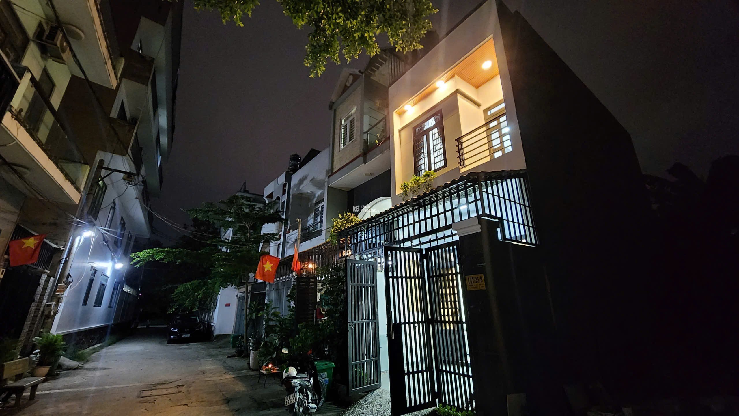 NHÀ PHỐ 2 LẦU 4.X TỶ GẦN SÔNG SG - KHÔNG KHÍ MÁT LÀNH CẢ NGÀY