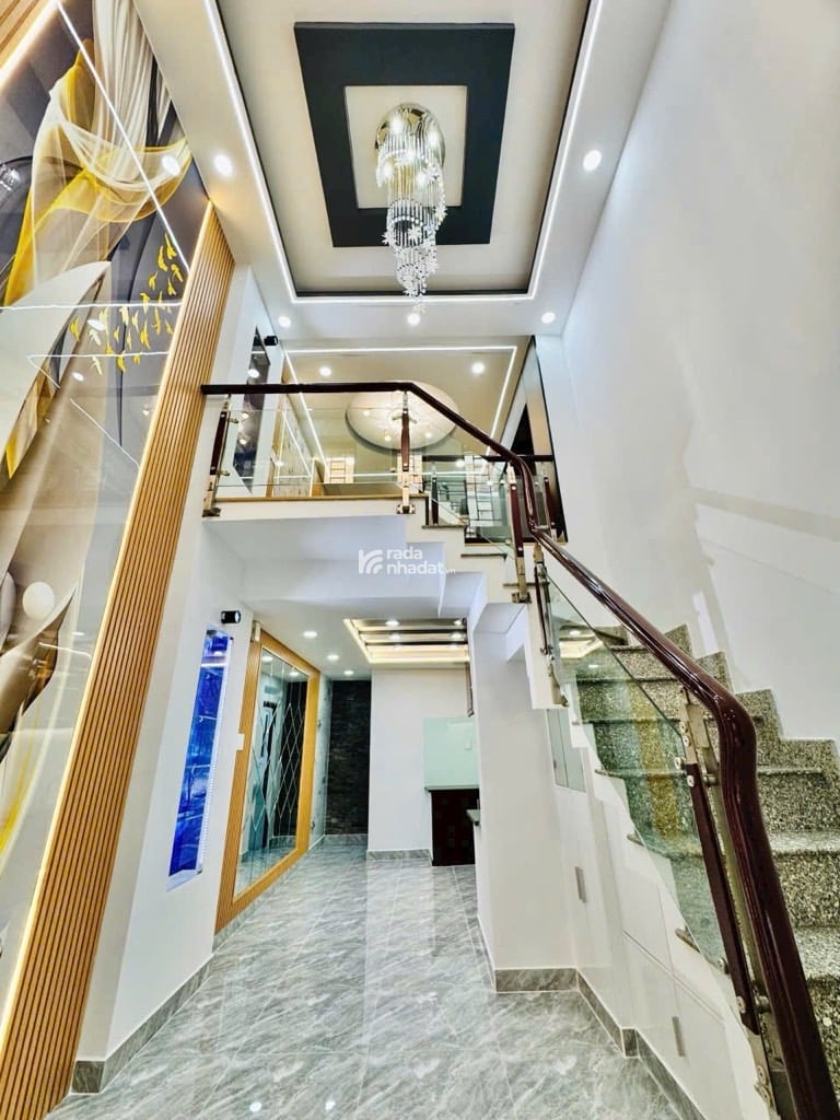 Bán nhà HXH mới đẹp Thích Quảng Đức, cách mặt tiền 1 căn, ở ngay.