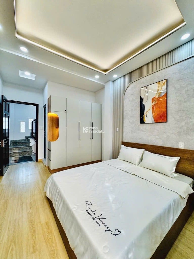 Bán nhà HXH mới đẹp Thích Quảng Đức, cách mặt tiền 1 căn, ở ngay.