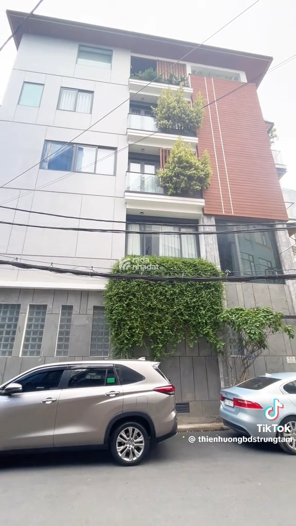 TOÀ NHÀ VĂN PHÒNG 7 TẦNG - NGANG KHỦNG 12m - CHO THUÊ 150TR/THÁNG. 5%/NĂM