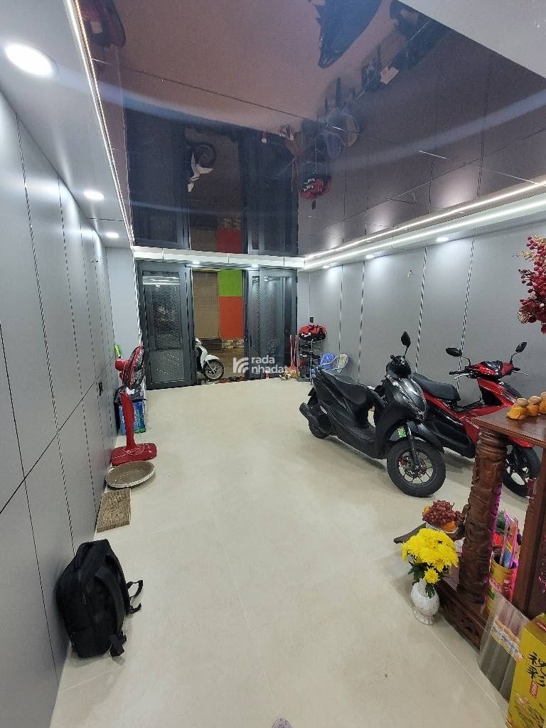  Mô tả: hẻm 8M sau lưng mặt tiền, ngang 4,1M dài 17,6M công nhận hoàn công đủ.