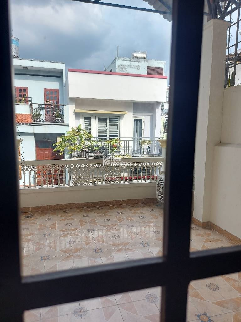  Gồm 4PN, 4WC, sân thượng, có phòng ngủ trệt cho người lớn tuổi. 