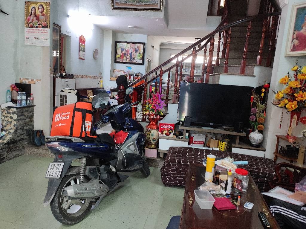  1 căn chủ ở, 1 căn làm phòng trọ cho thuê dòng tiền 11 triệu/tháng. 