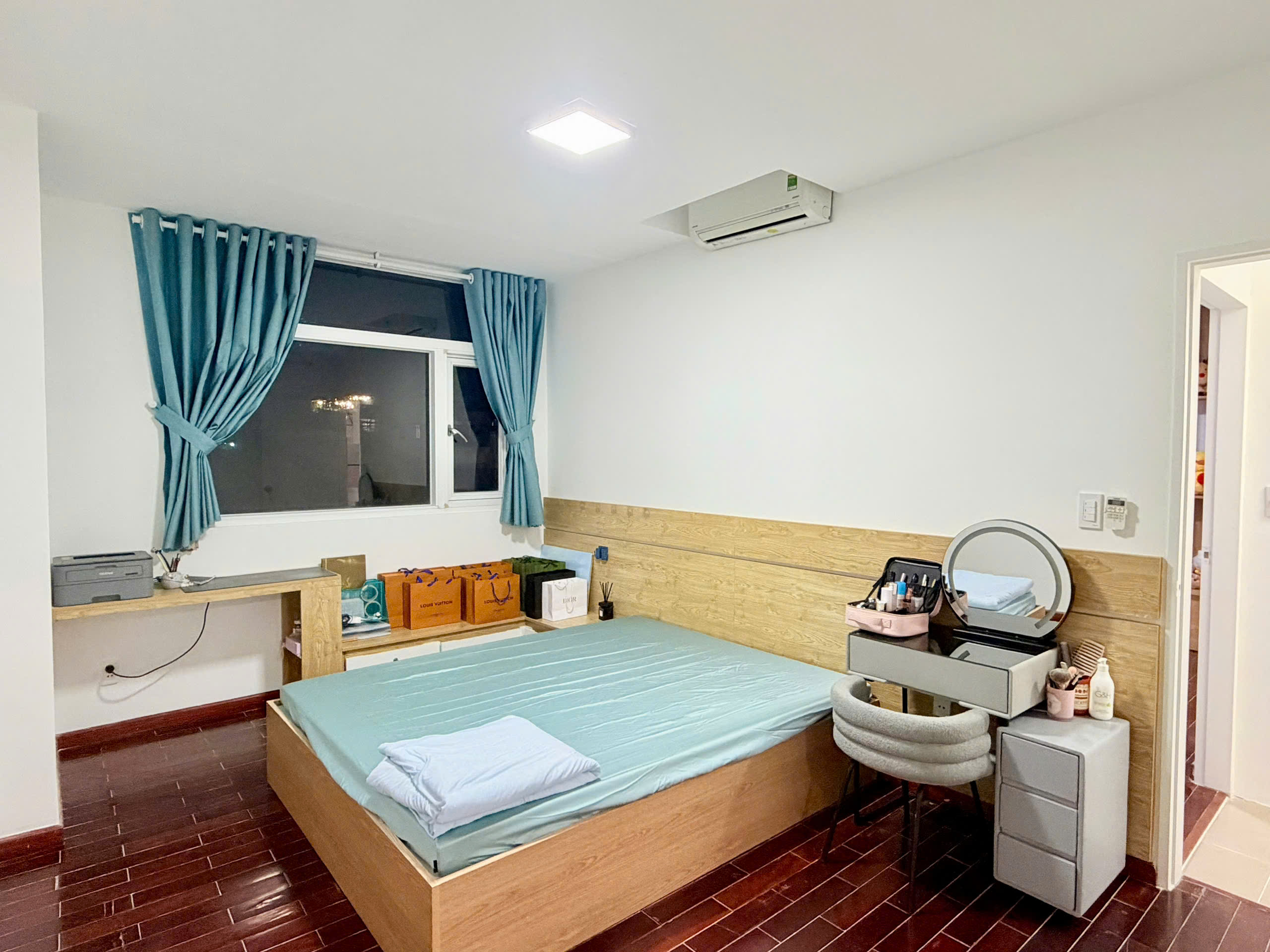 Chính chủ căn góc 83m2 Hoàng Kim Thế Gia, sổ hồng sẵn, nhà mới, full nội thất