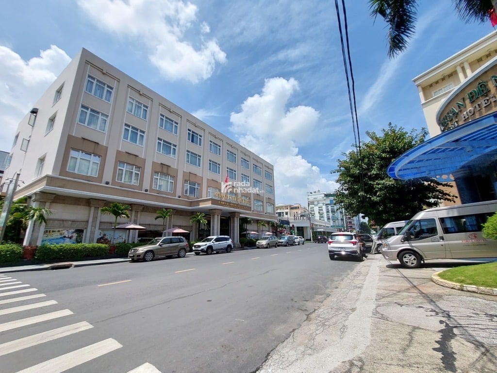 BÁN NHÀ HẺM XE HƠI ÚT TỊCH 65M2 3 TẦNG GIẢM GIÁ CÒN 11.5 TỶ KHU TRUNG TÂM TÂN BÌNH