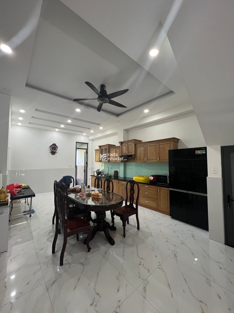 NHÀ MỚI ĐẸP Ở NGAY, XE HƠI NGỦ TRONG NHÀ, SÁT ĐƯỜNG VÀNH ĐAI 2; 6X30 CHỈ 15 TỶ.