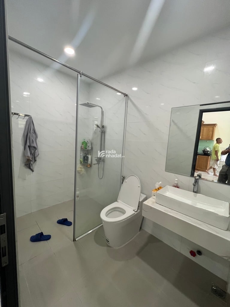 NHÀ MỚI ĐẸP Ở NGAY, XE HƠI NGỦ TRONG NHÀ, SÁT ĐƯỜNG VÀNH ĐAI 2; 6X30 CHỈ 15 TỶ.