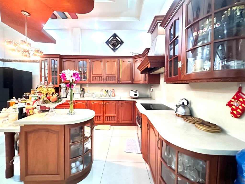 BÁN NHÀ TẶNG NỘI THẤT 800 TRIỆU, DT 125M2, NGANG 7M, 7WC, LÊ VĂN THỌ GV, Ô TÔ PHÒNG VIP, CHỈ 16 TỶ