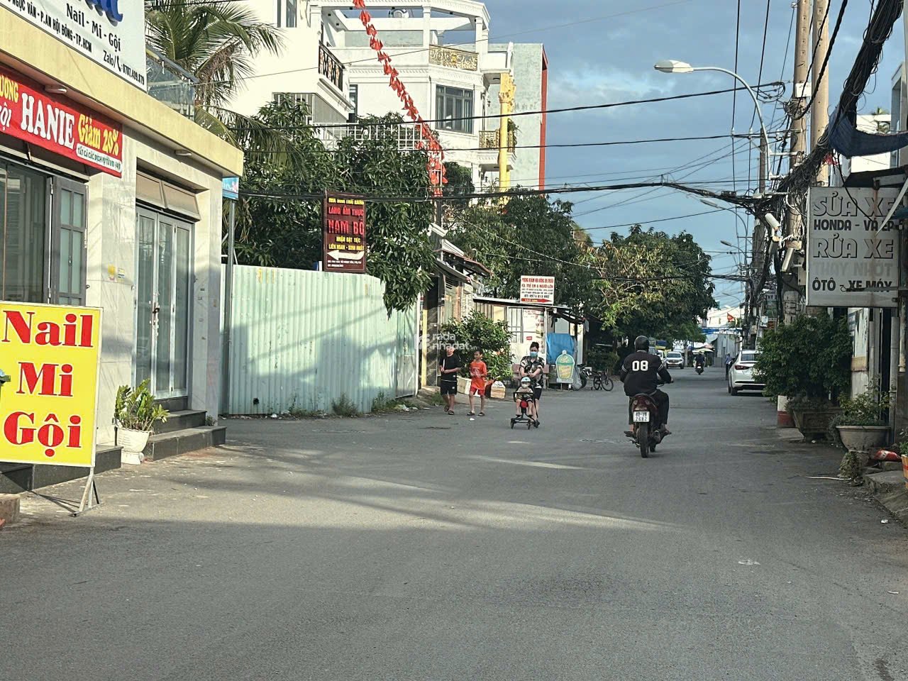 Nhà phố 3 lầu hẻm 8m Tô Ngọc Vân ngang 5.3m 132m2 ở ngay tặng NT đẹp chỉ 12.3 tỷ.