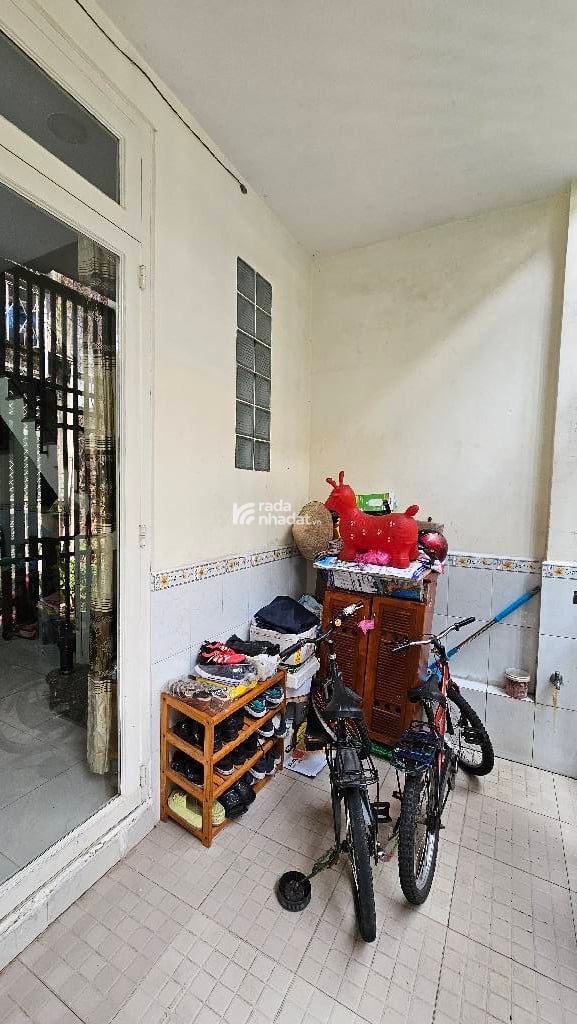 BÁN GẤP NHÀ TÂN PHÚ  2 TẦNG - NỞ HẬU - HẺM XE HƠI SÁT MT 