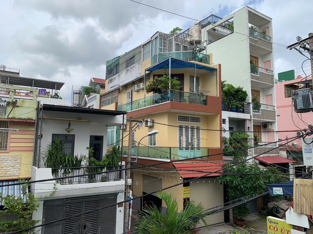 Đặc điểm: Ngay ủy ban nhân dân Quận , Bệnh viện , Trung tâm thương mại , Trường học các cấp ,