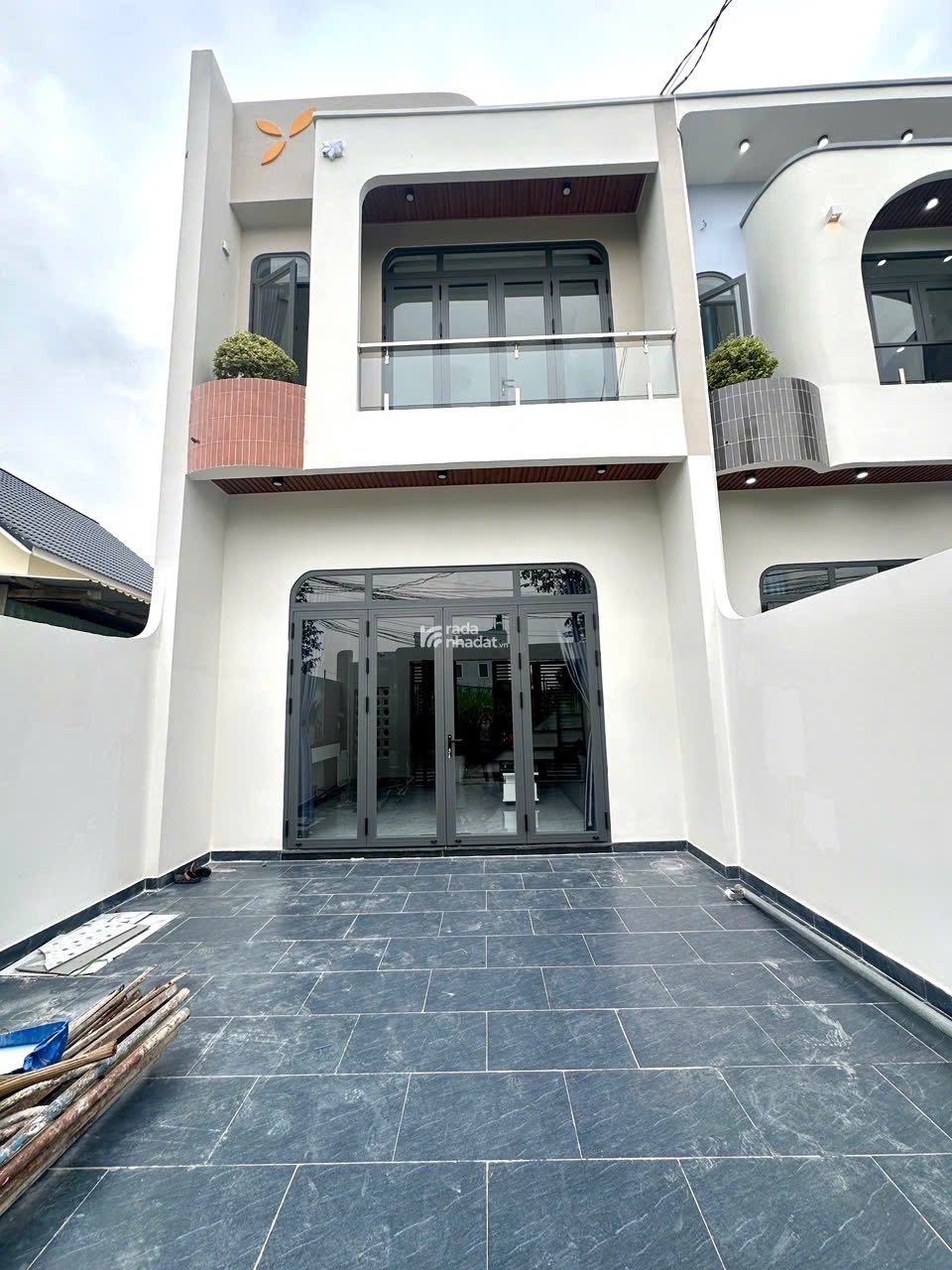 Bán 1 cặp nhà phố giáp hóc môn, đường sắp lên nhựa, 4PN, SHR hoàn công