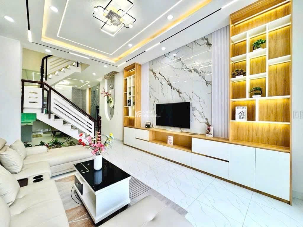 Kẹt tiền bán gấp nhà 3 tầng Hoàng Diệu, Quận 4, diện tích 49m2, SHR, giá 3 tỷ 580 TL