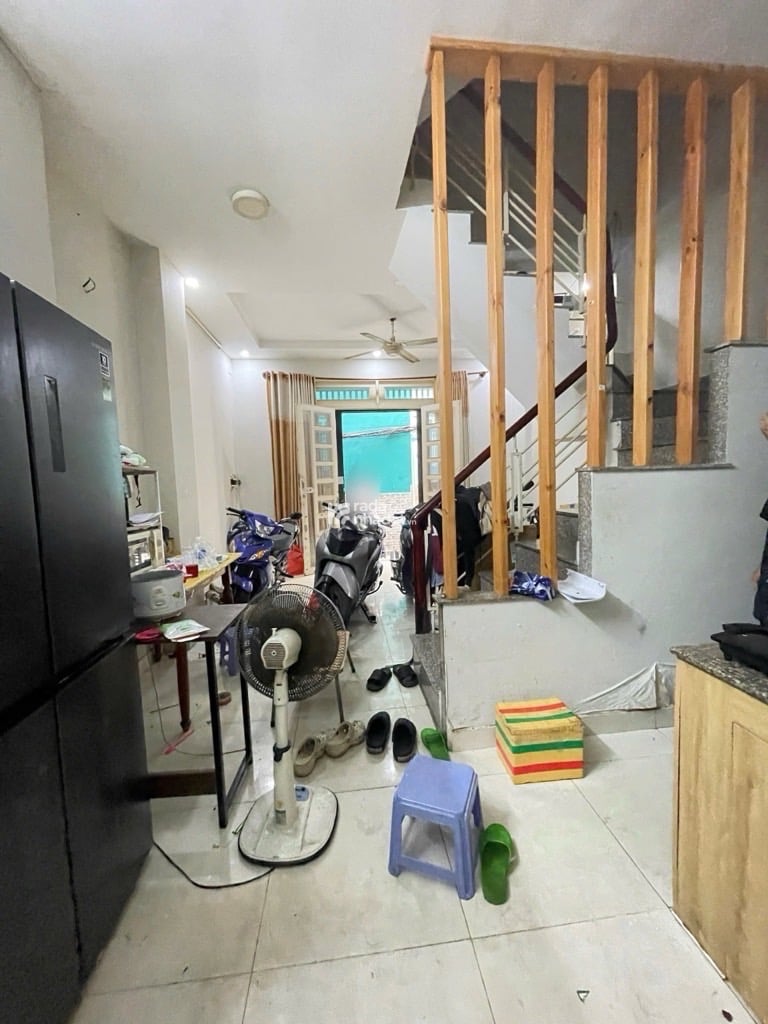 Kết cấu 1 trệt 2 lầu, 2 sân thượng trước sau đúc BTCT. Gồm: 4PN, 4WC, bếp, phòng khách.  