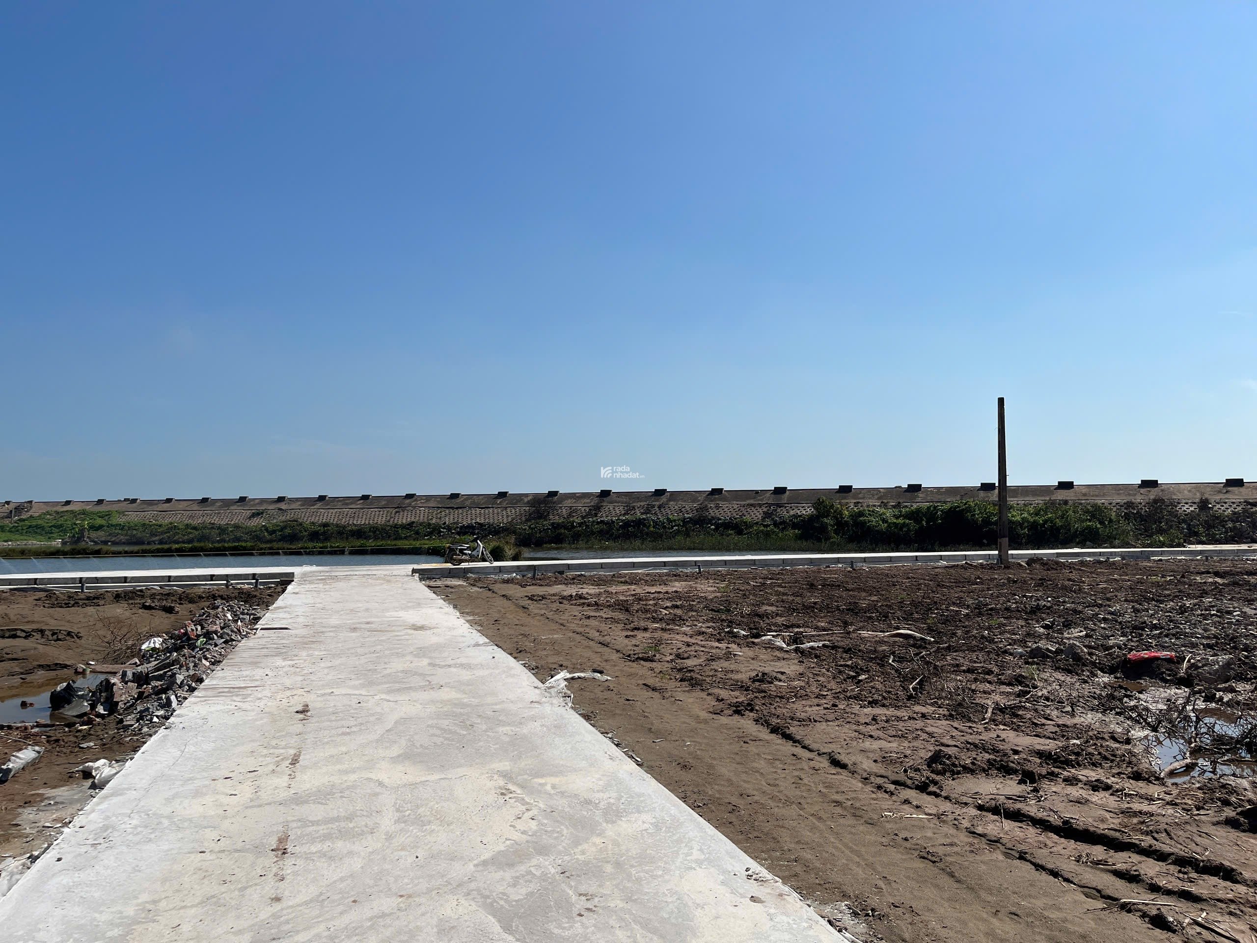   BÁN LÔ ĐẤT QUẤT LÂM   NGAY SÁT BÃI TẮM 2 GIÁ CHỈ 2 TỶ  