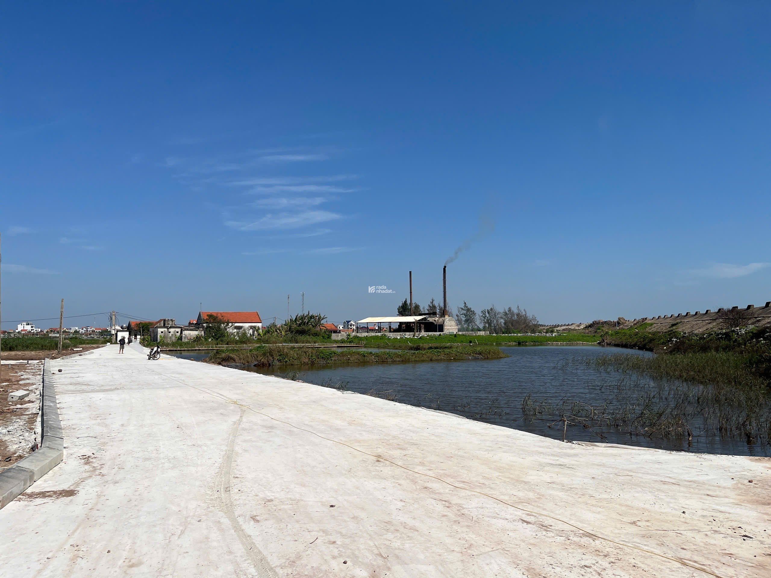   BÁN LÔ ĐẤT QUẤT LÂM   NGAY SÁT BÃI TẮM 2 GIÁ CHỈ 2 TỶ  