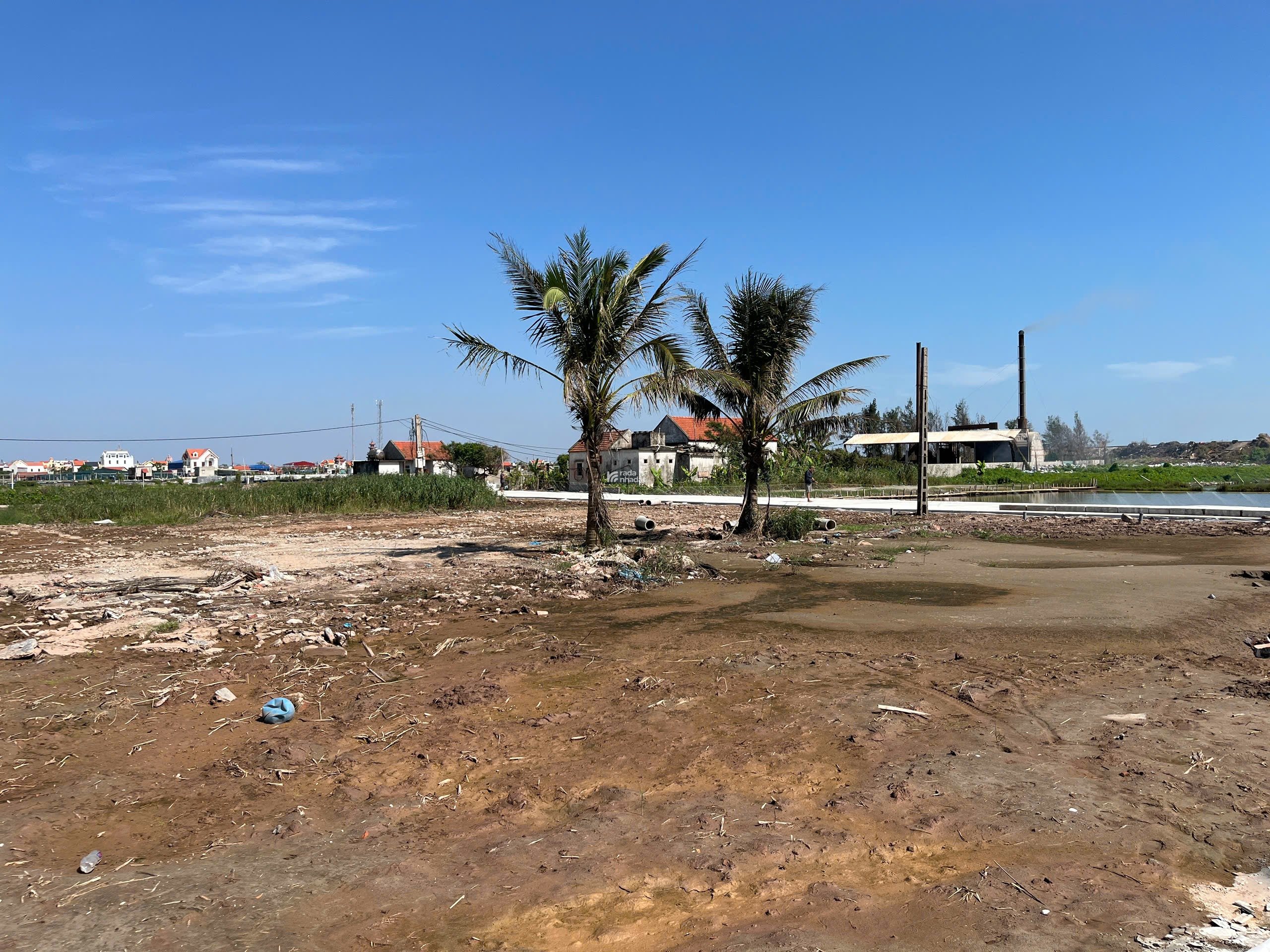   BÁN LÔ ĐẤT QUẤT LÂM   NGAY SÁT BÃI TẮM 2 GIÁ CHỈ 2 TỶ  