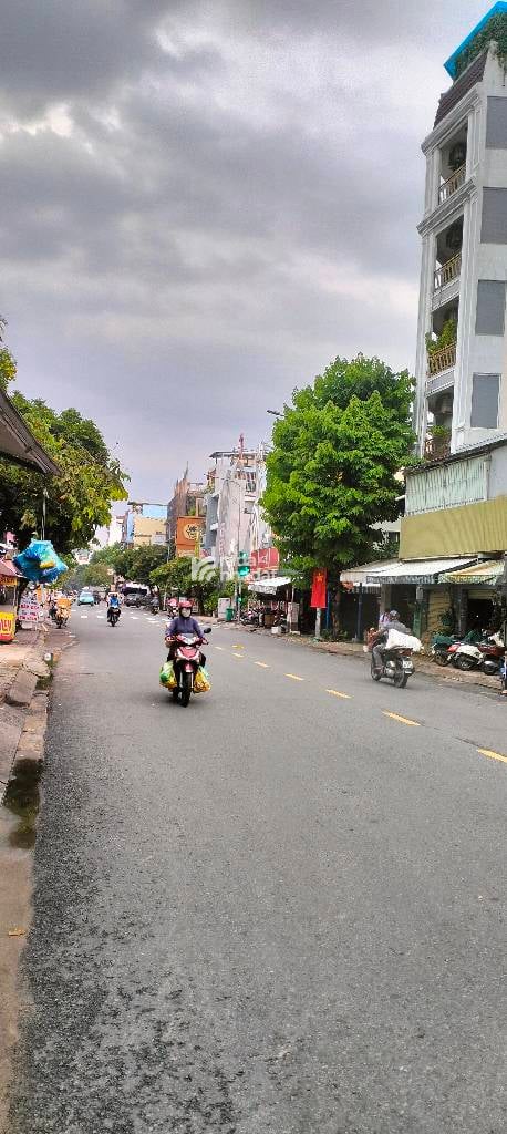 NHÀ MẶT TIỀN KHU KINH DOANH BUÔNG BÁN