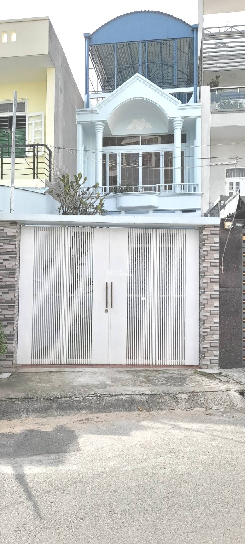 Sát mặt tiền Bình Phú. 1T,1L,1Th. Sân rộng để xe hơi, mới sơn sửa