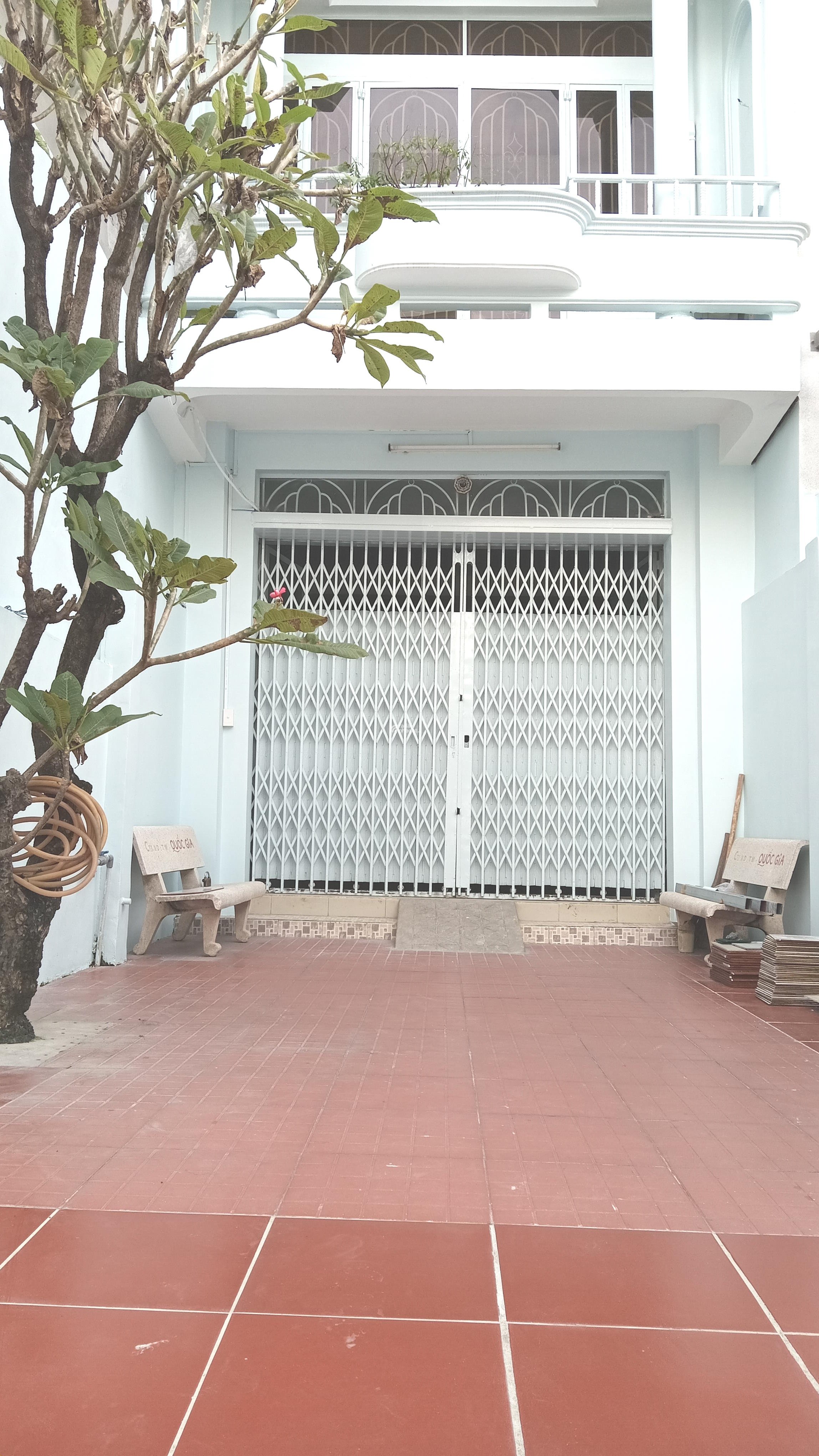 Sát mặt tiền Bình Phú. 1T,1L,1Th. Sân rộng để xe hơi, mới sơn sửa