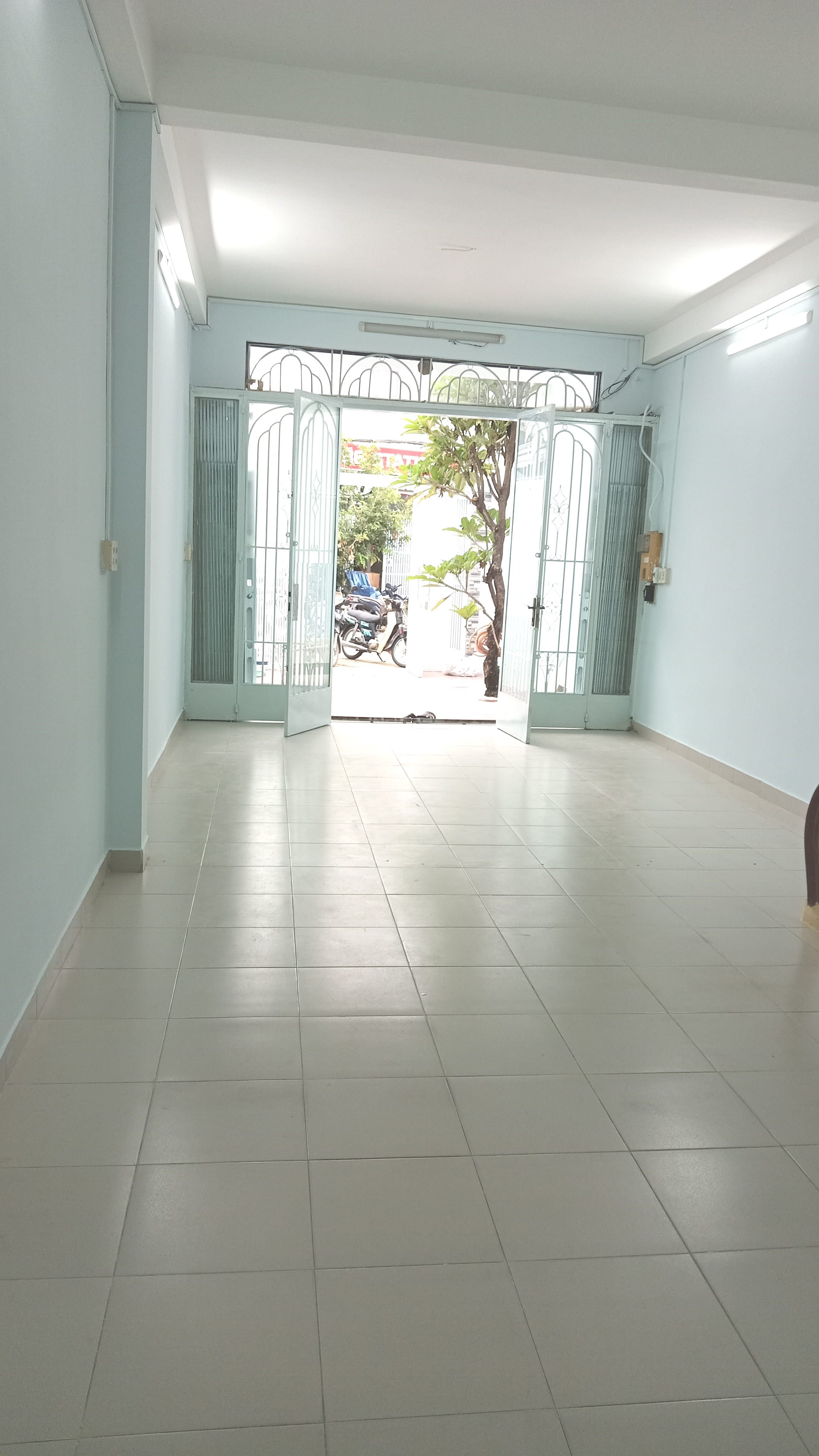 Sát mặt tiền Bình Phú. 1T,1L,1Th. Sân rộng để xe hơi, mới sơn sửa