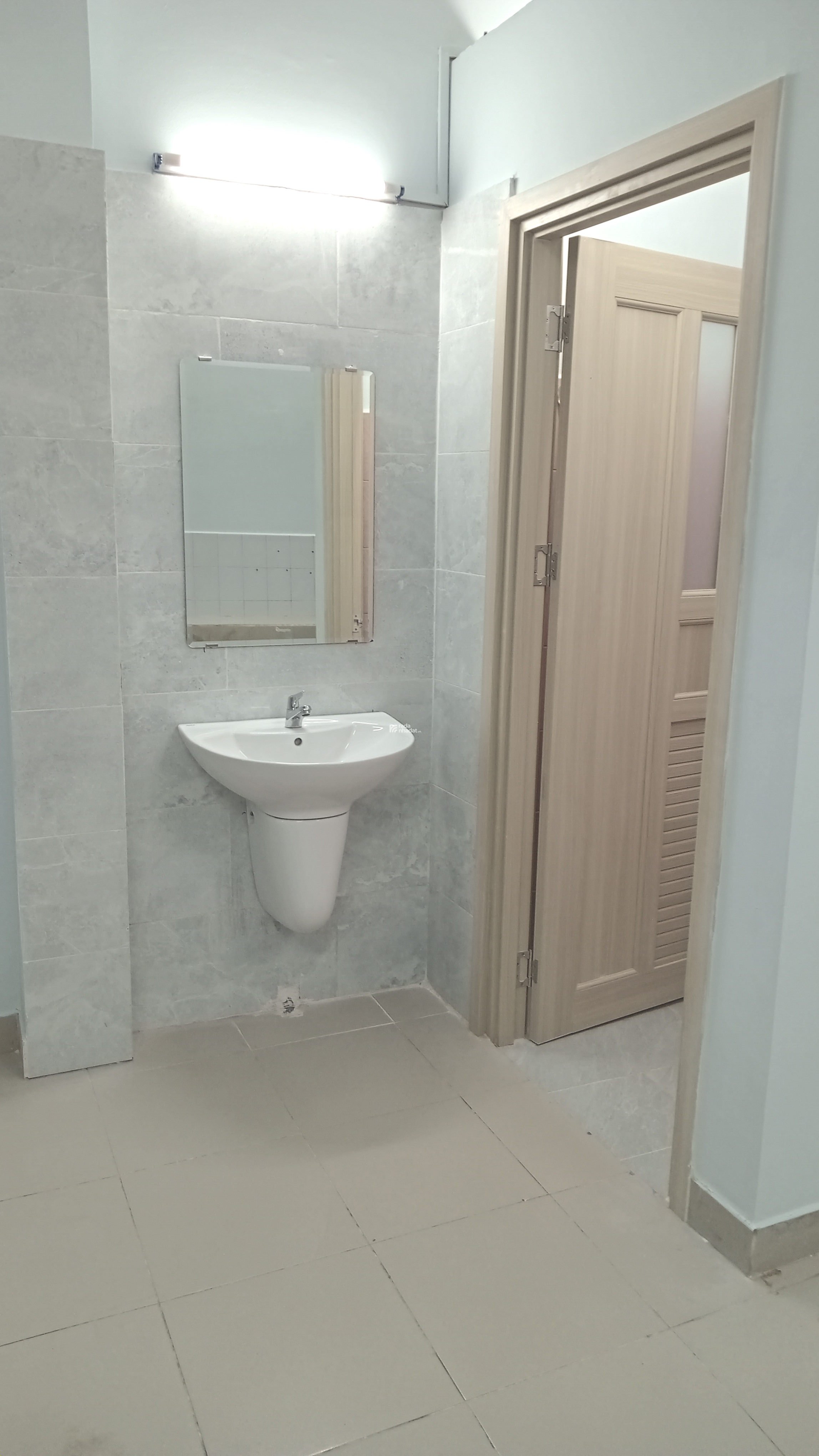 Sát mặt tiền Bình Phú. 1T,1L,1Th. Sân rộng để xe hơi, mới sơn sửa