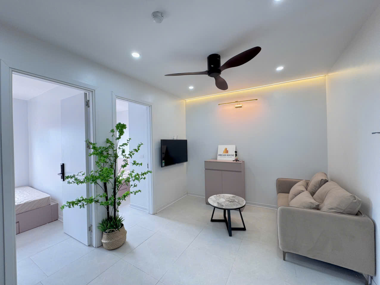 CHO THUÊ CĂN HỘ 2N1K CAO CẤP NGAY MẶT ĐƯỜNG LỚN NGUYỄN ĐÌNH HOÀN, NGAY NÚT GIAO BƯỞI 