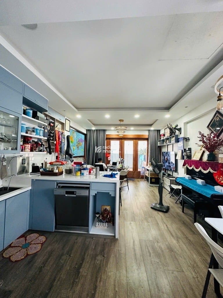 DÒNG 135Tr / THÁNG - SÁT ĐƯỜNG NGUYỄN VĂN TRỖI - 76M2 - 8 TẦNG - HẦM - THANG MÁY - PIN MẶT TRỜI