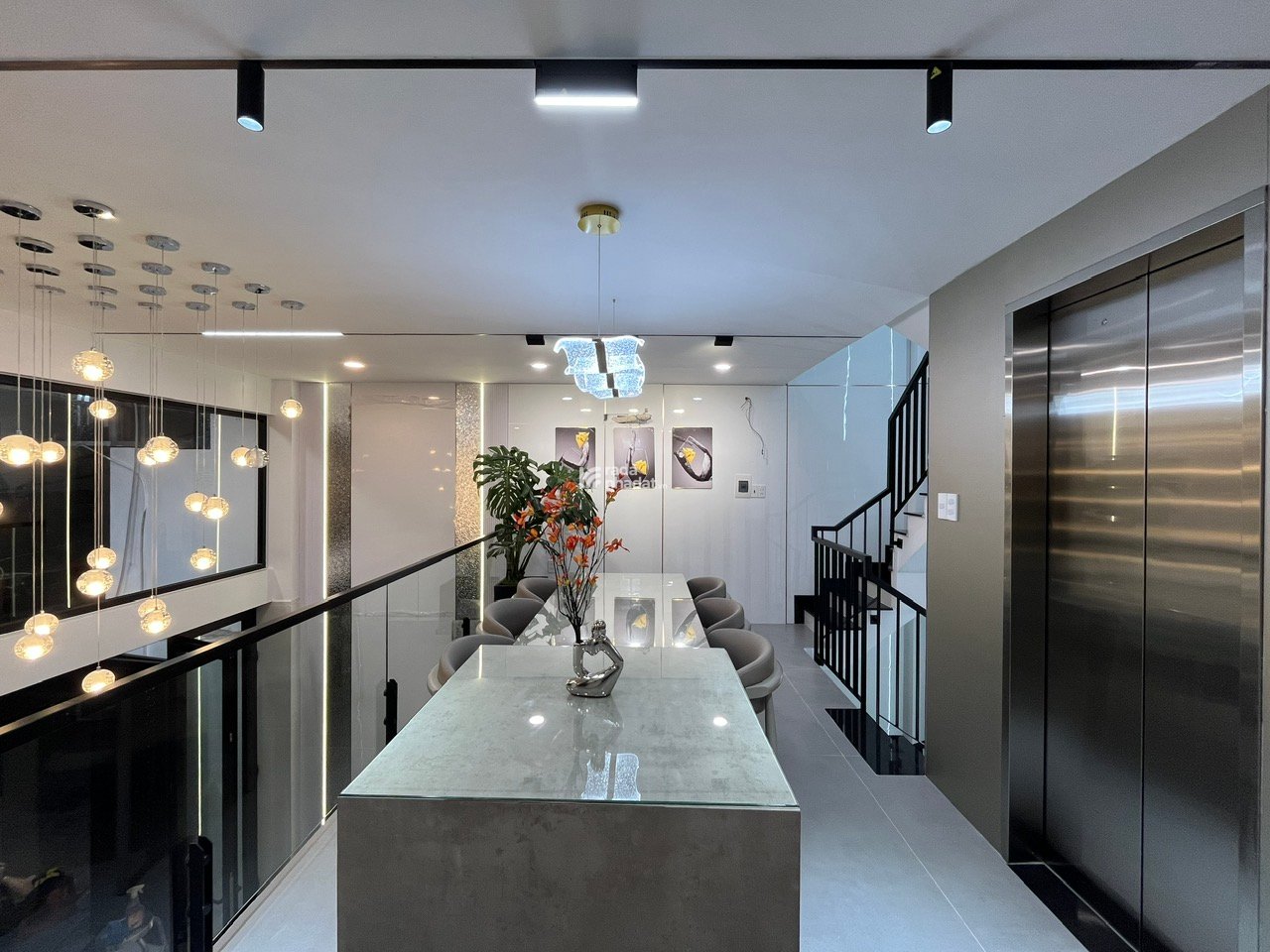 Bán gấp nhà mặt tiền D8 Tô Hiến thành quận 10 ngang5m nhà 6 tầng tiện ở liền