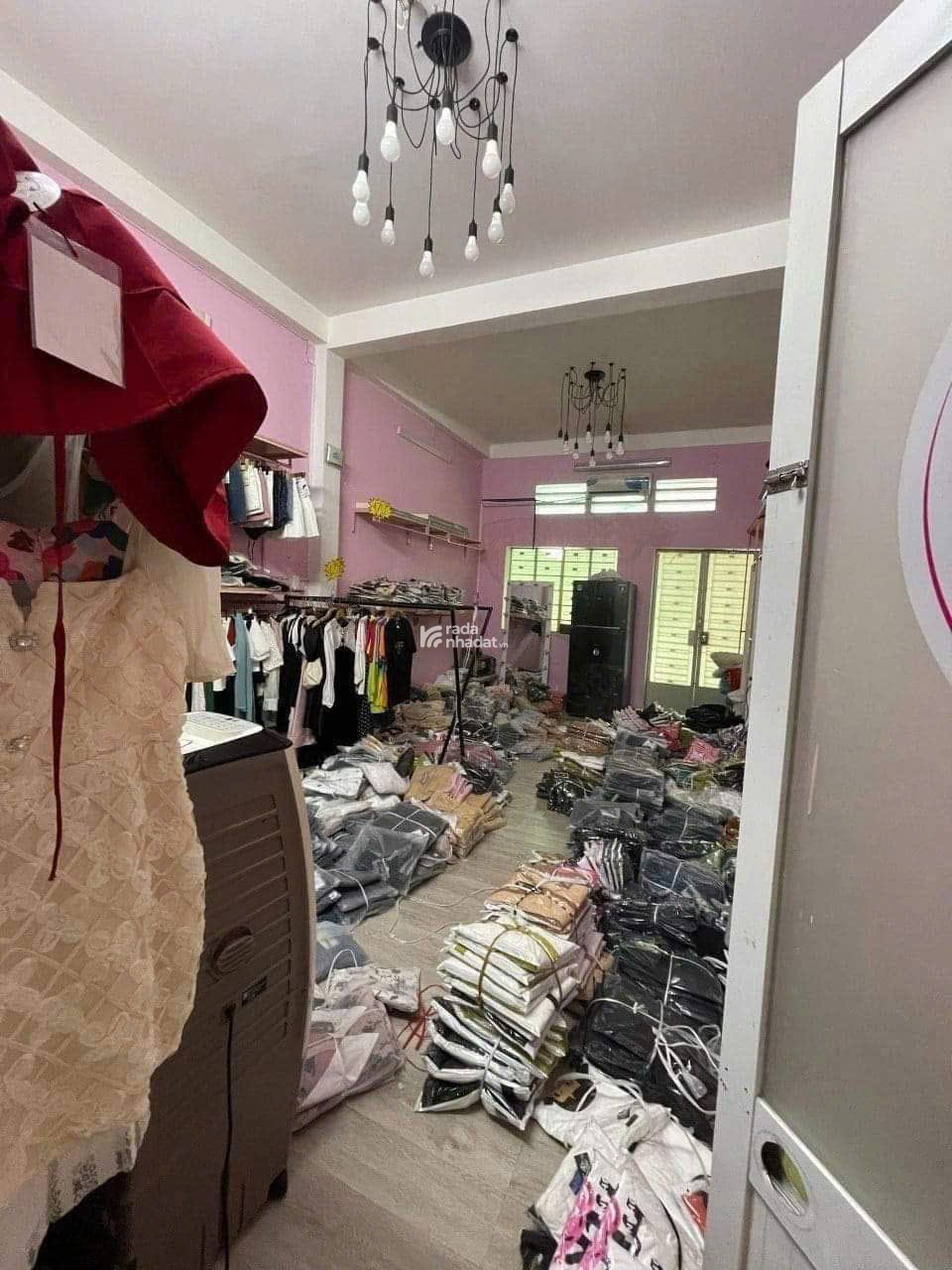 Sang tên nhà mặt tiền đường gần chợ, cách Aeon 25p, nhà có sổ hồng riêng.