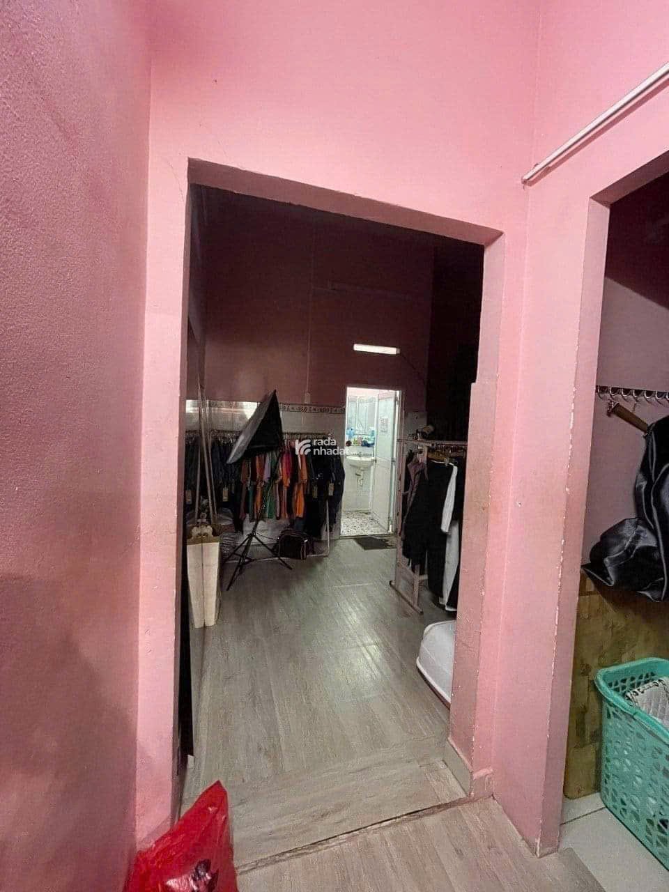 Sang tên nhà mặt tiền đường gần chợ, cách Aeon 25p, nhà có sổ hồng riêng.